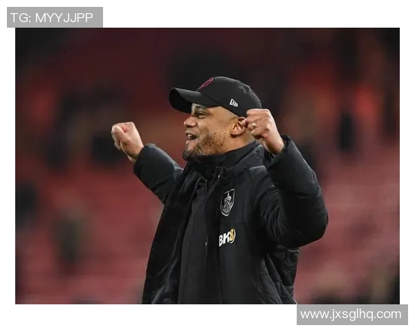 足球明星化身路人意外现身拜仁训练场引发球迷热议 足球明星化身路人意外现身拜仁训练场引发球迷热议